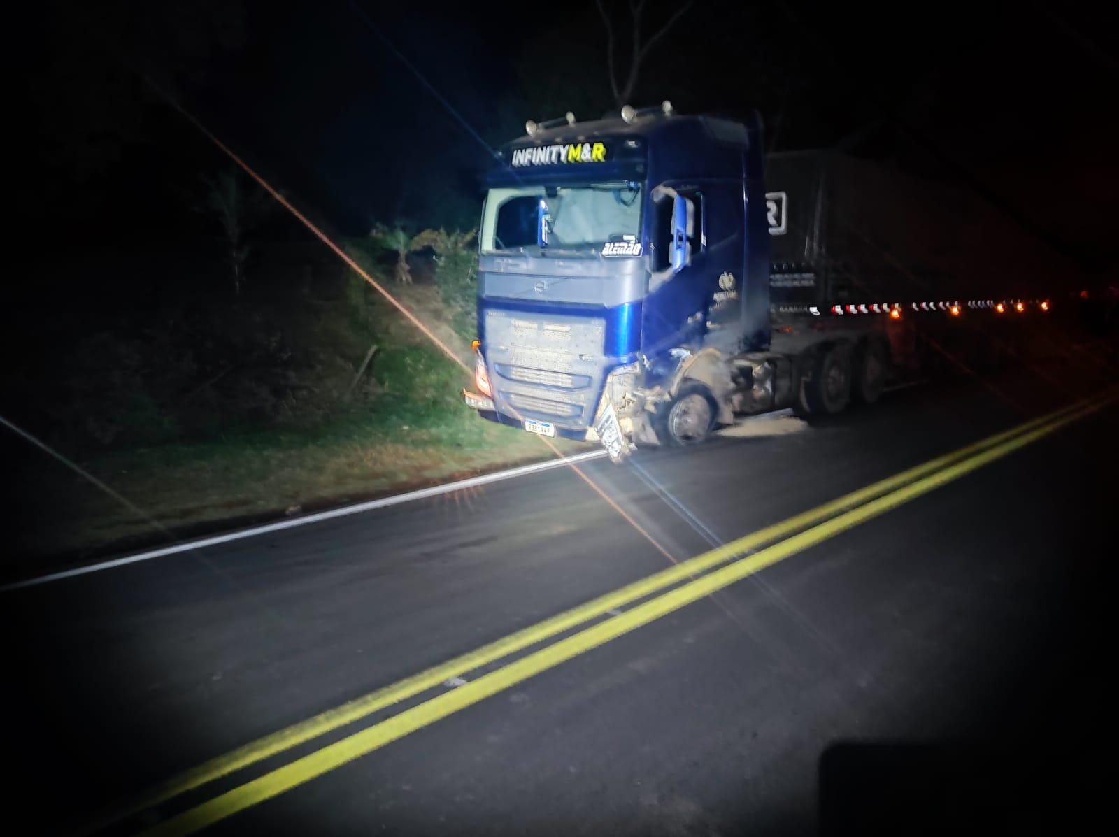 Caminhão e carro se envolvem em acidente em Cândido de Abreu