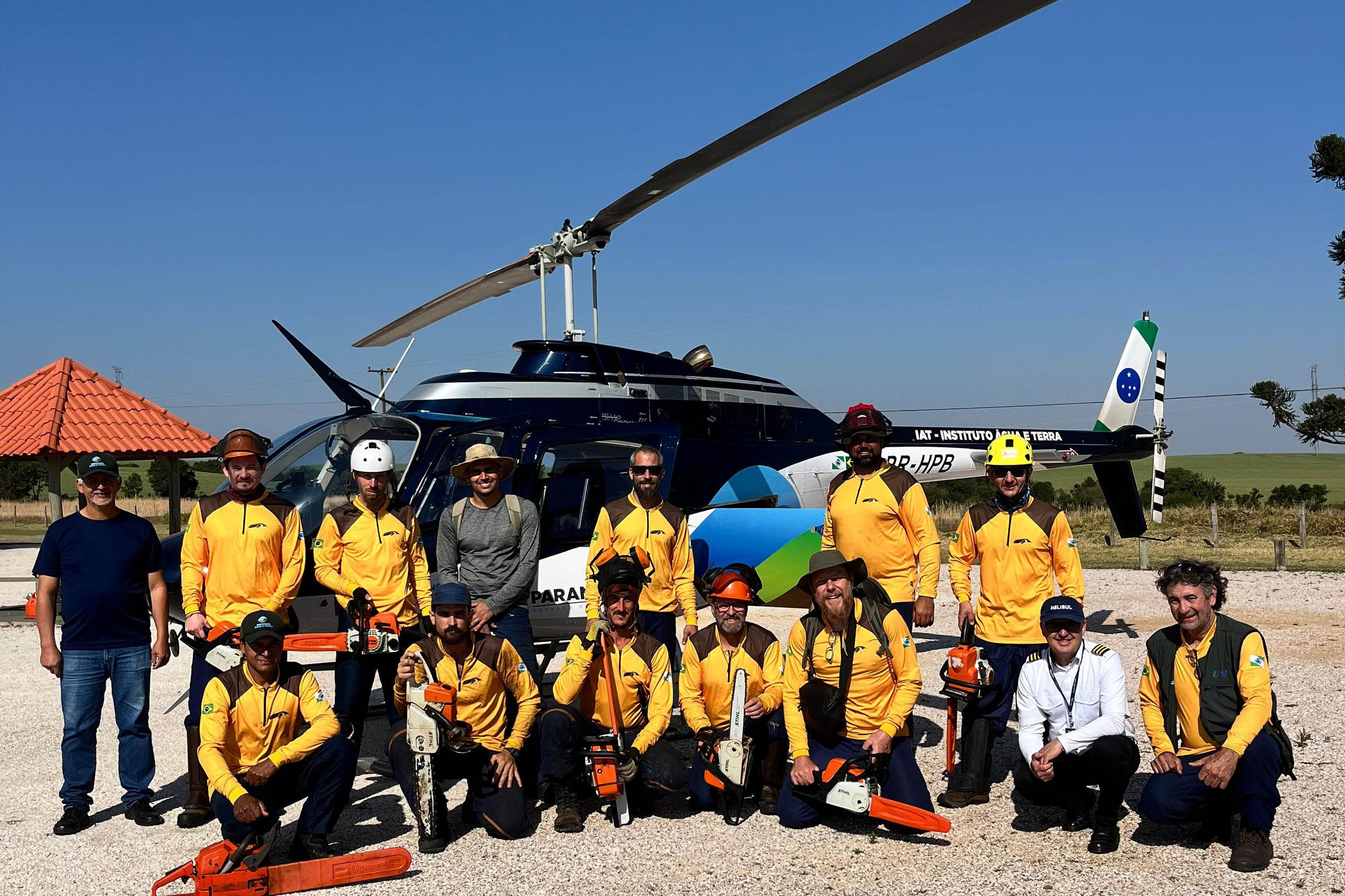 O helicóptero foi usado para levar a equipe para uma seção de difícil acesso.