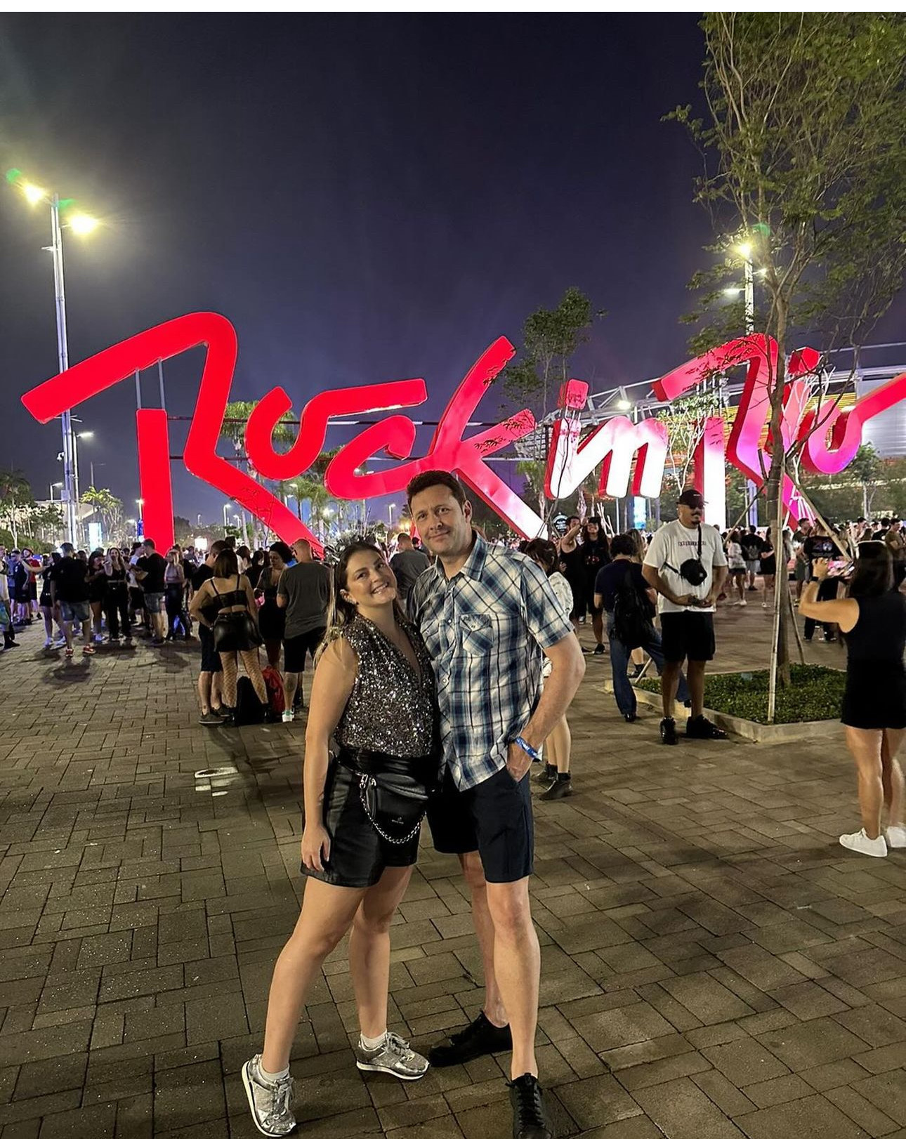 A edição comemorativa de 40 anos do Rock in Rio, que teve início na sexta-feira (13), traz consigo a energia vibrante de um evento que marcou gerações e se consolidou como um dos maiores festivais do mundo. Durante os sete dias de festa, a Cidade do Rock é o cenário de uma verdadeira celebração musical, unindo estilos, culturas e pessoas de todos os cantos. E, como sempre, os ponta-grossenses marcaram presença, prestigiando essa grande festa da música.