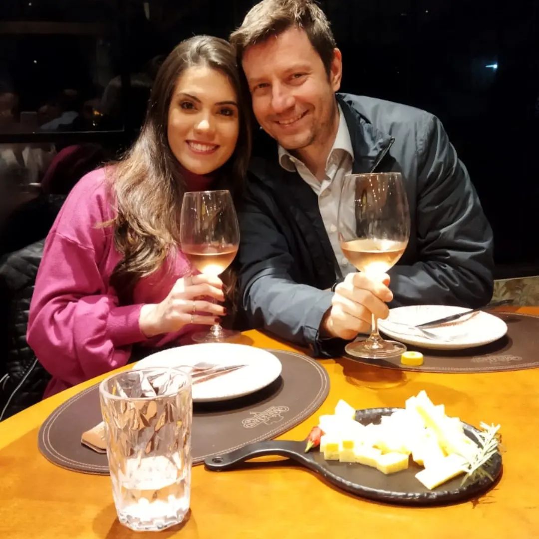 Hoje, Ketlyn Correa dos Santos comemora mais um ano de vida, e é com grande alegria que a celebramos. A foto captura Ketlyn ao lado de seu esposo, João Vitor Ribatski, em um momento de felicidade e celebração. Da coluna RC, desejamos a Ketlyn um aniversário repleto de realizações, alegrias e momentos inesquecíveis.