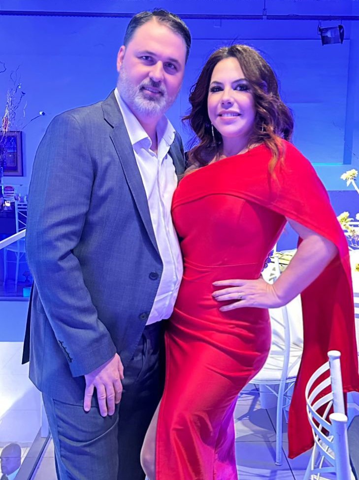 O casal Nadja e Fernando Marques em recente evento em Florianópolis. Sócios da Pizzaria e Kart Na Pole Position, a dupla prepara novidades no cardápio nos próximos dias. Nadja além de jornalista e profissional do marketing é chef de cozinha e trouxe inovações para o cardápio do espaço.