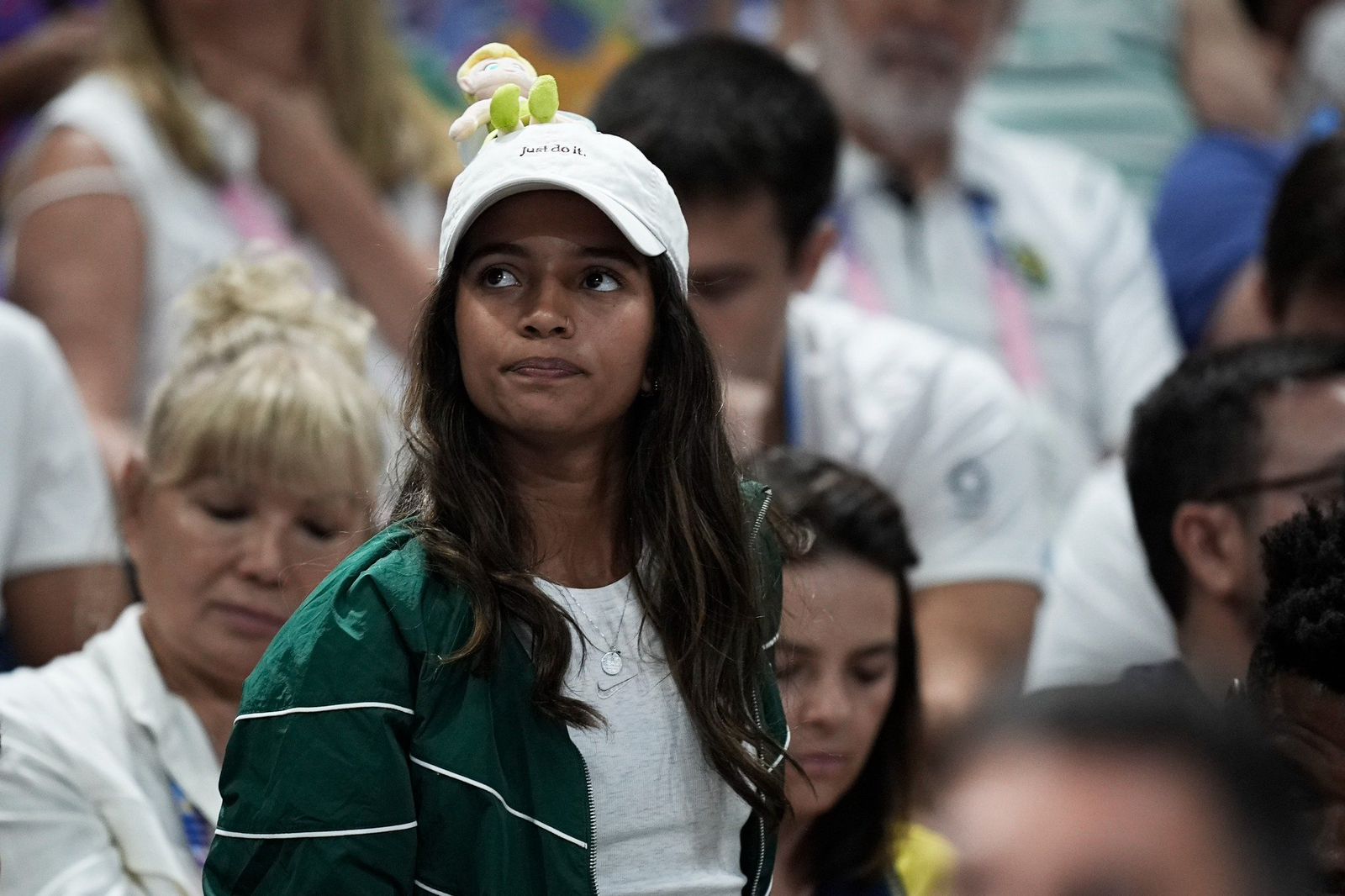 Medalhista de prata em Tóquio 2020 e de bronze em Paris 2024, Rayssa Leal esteve na arquibancada para apoiar o vôlei do Brasil