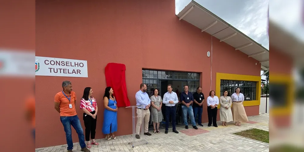 A cerimônia de entrega contou com a participação de representantes locais como o prefeito Celso Kubaski e o secretário de Estado do Desenvolvimento Social e Família, Rogério Carboni.