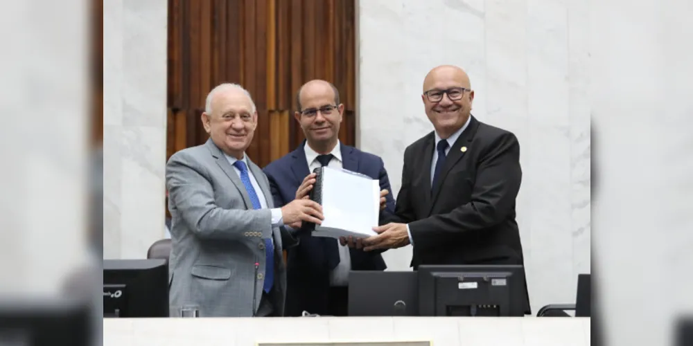 As reivindicações da população foram entregues ao presidente da Comissão de Orçamento, deputado Luiz Claudio Romanelli (PSD), e ao relator do orçamento, deputado Evandro Araújo (PSD)