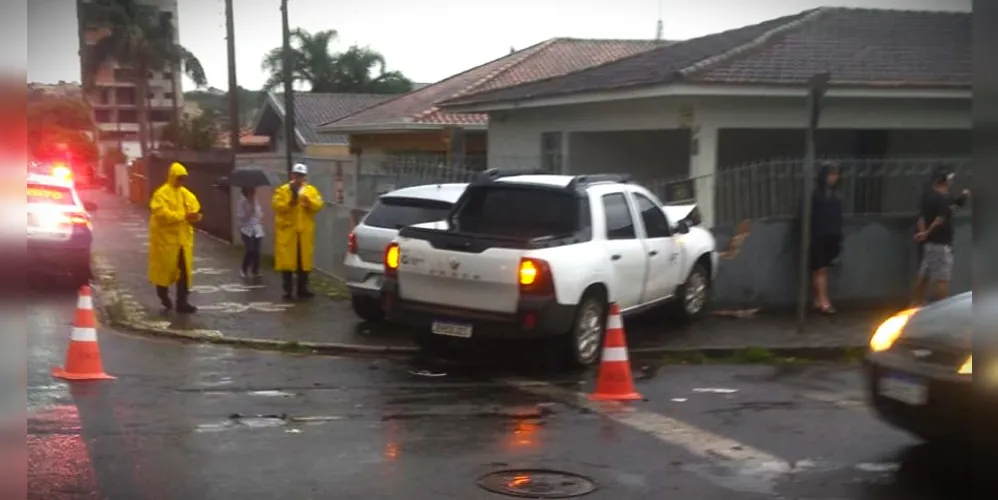 Veículo acertaram o muro de uma residência