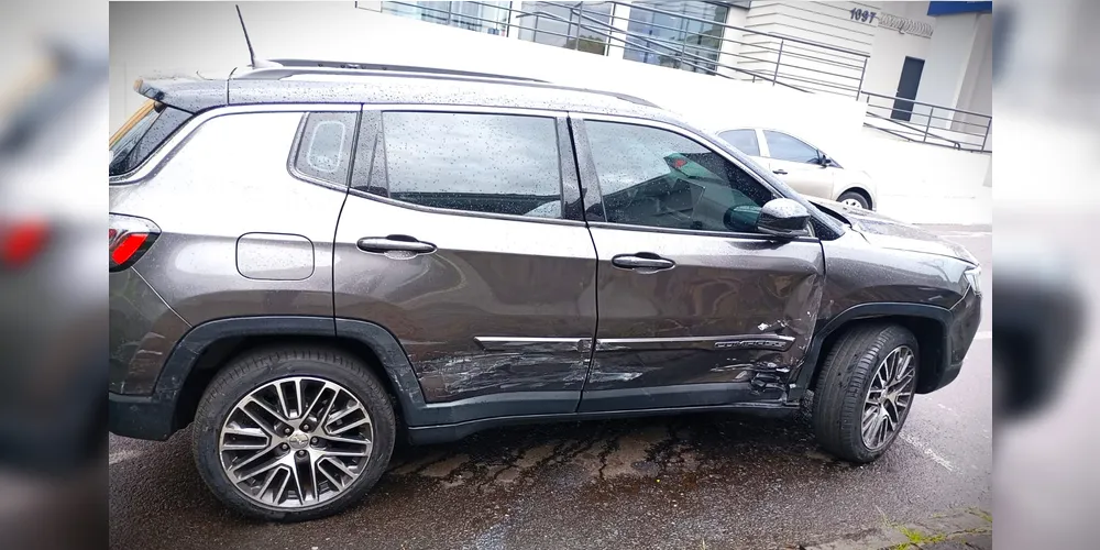 Carro modelo Jeep Compass também se envolveu na colisão