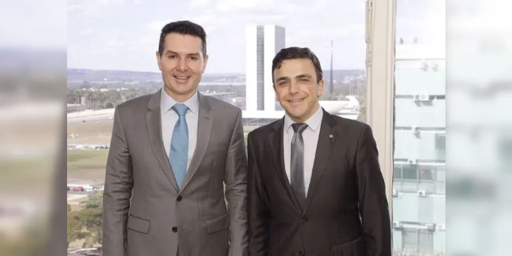 O Ministro das Cidades, Jader Filho, ao lado do deputado federal Aliel Machado, em Brasília