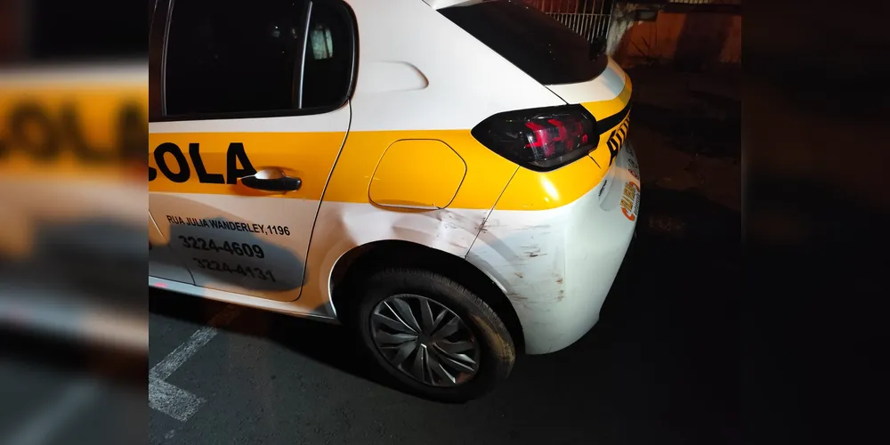 Carro da auto escola teve danos na lataria