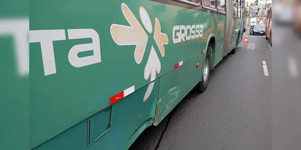 Ônibus biarticulado foi atingido na lateral