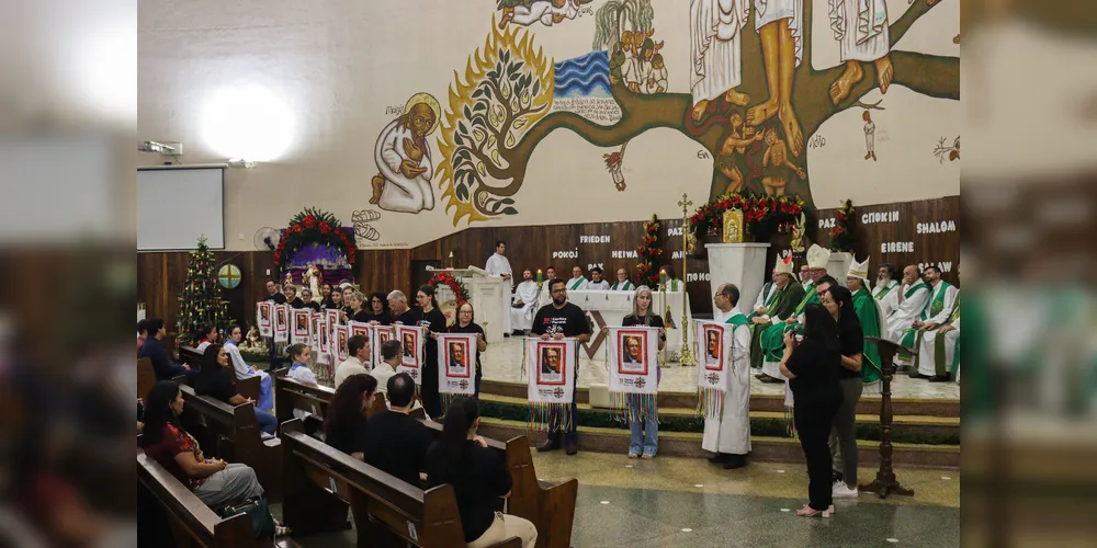 Cada representante recebeu um estandarte com a imagem de Dom Ladislau.