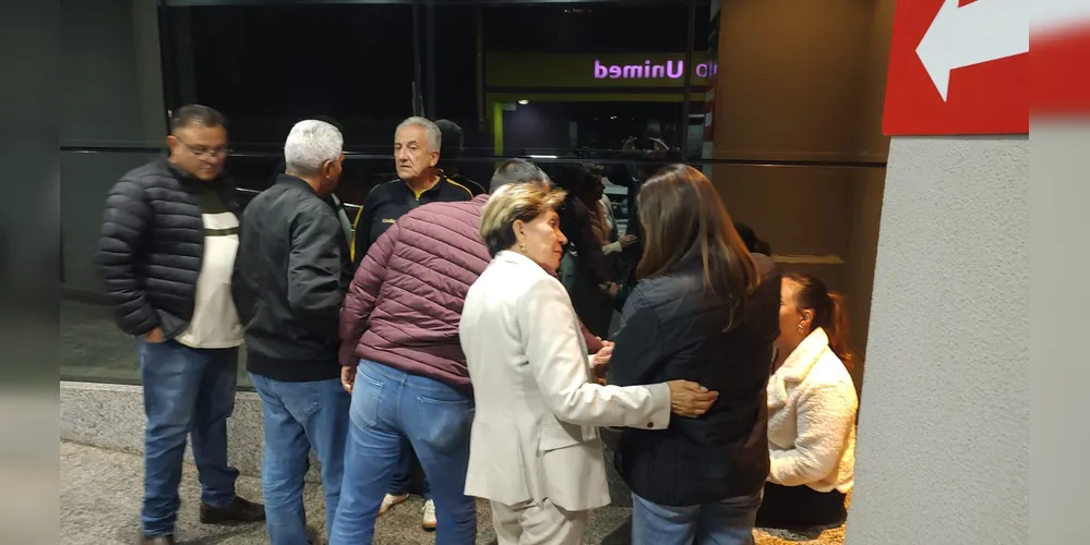 Elizabeth Schmidt e Mabel Canto conversam em frente a hospital em que Sandra Queiroz está internada