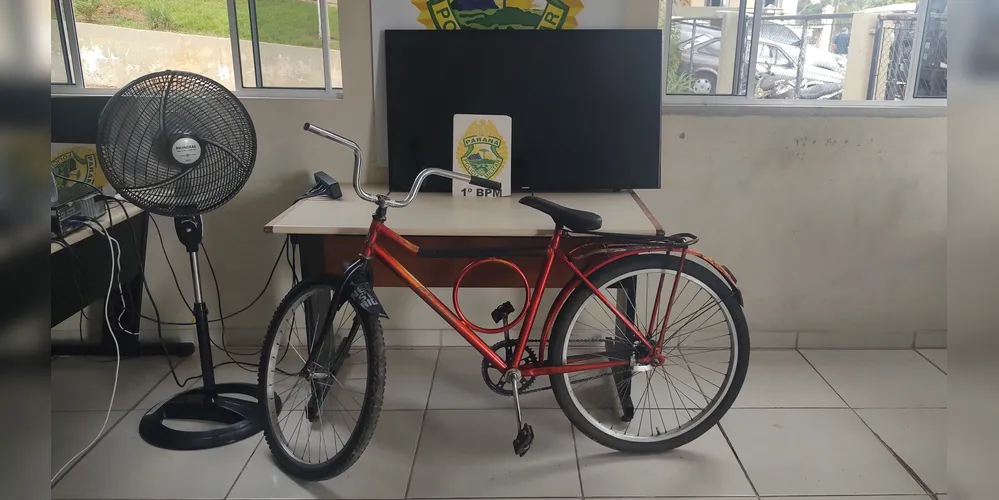 Bicicleta usada para fuga do local do crime e televisor localizado na residência