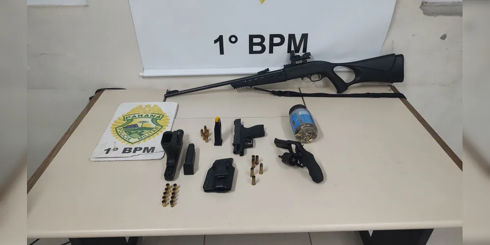 Armas que foram apreendidas pela polícia na ocorrência