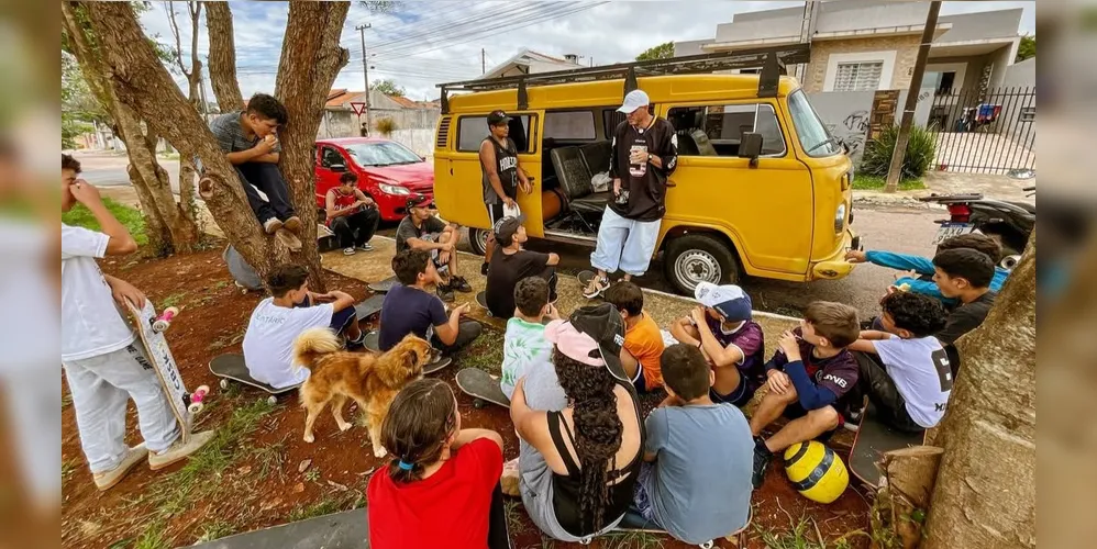 A Kombi amarela do projeto, carinhosamente chamada de Kombob, é responsável pelo transporte dos materiais, como os 25 skates