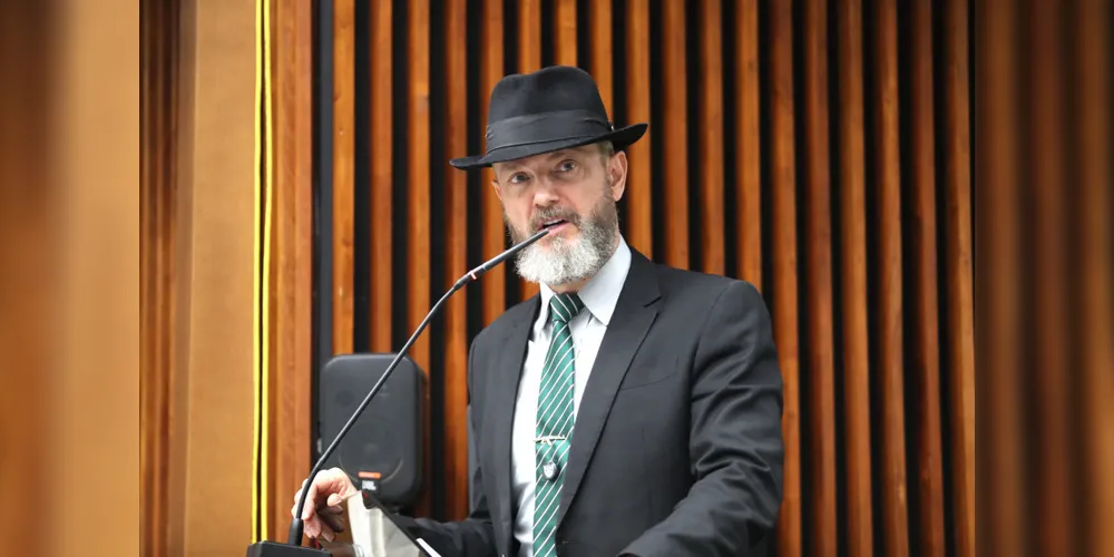 Líder do Bloco de Segurança Pública da Assembleia Legislativa do Paraná (Alep), deputado delegado Tito Barichello (União), assina o Projeto de Lei nº 242/2024