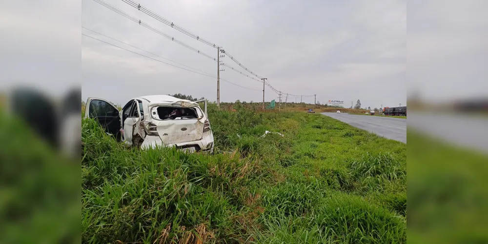 O Ford Ka saiu à direita da pista e capotou ao menos uma vez.