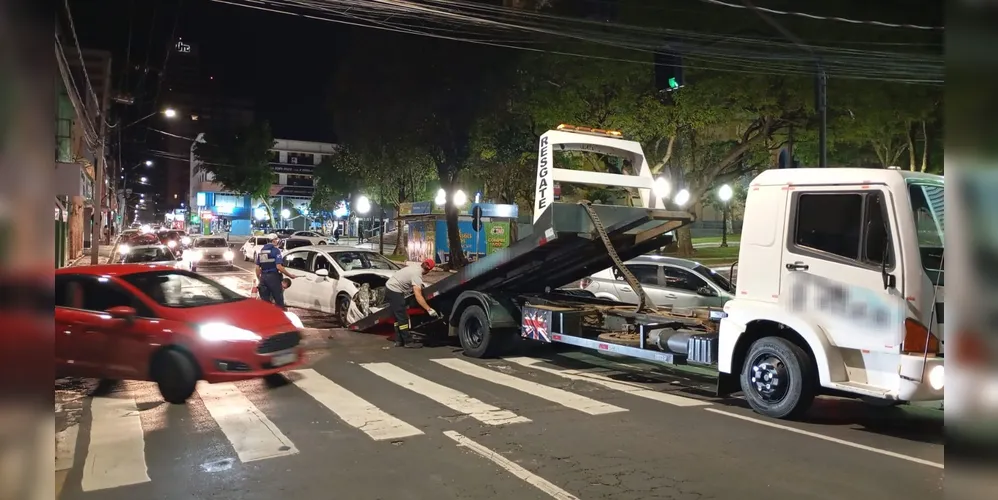 Automóveis foram retirados do local com apoio de um guincho