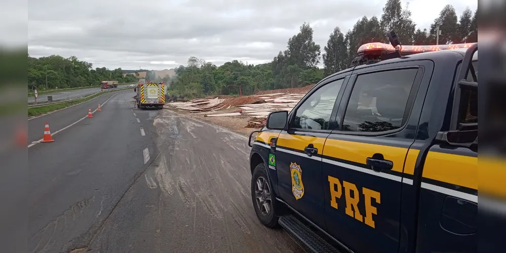 Carga ficou espalhada para fora da pista