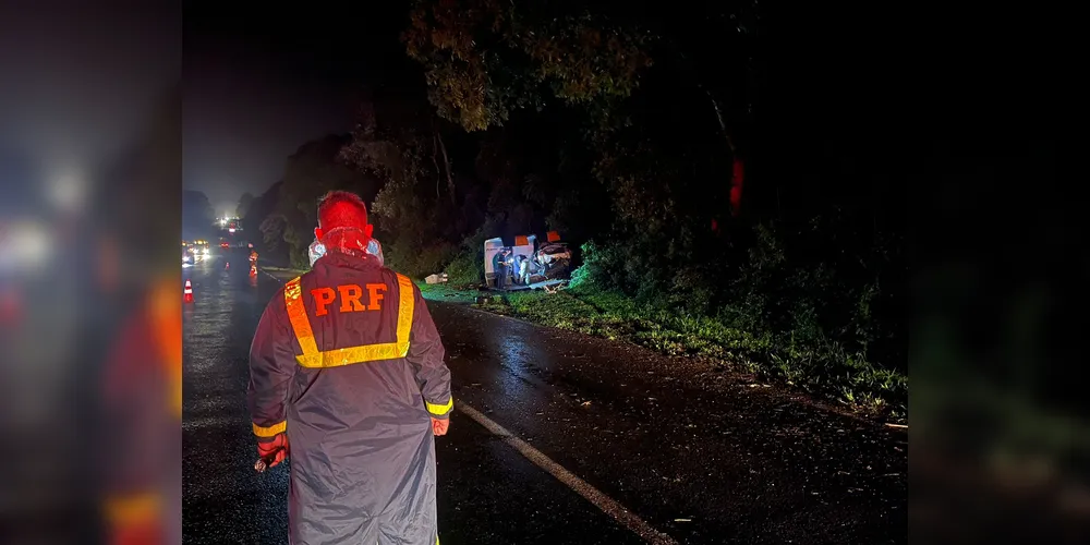 Veículo colidiu contra um ponto de ônibus de concreto