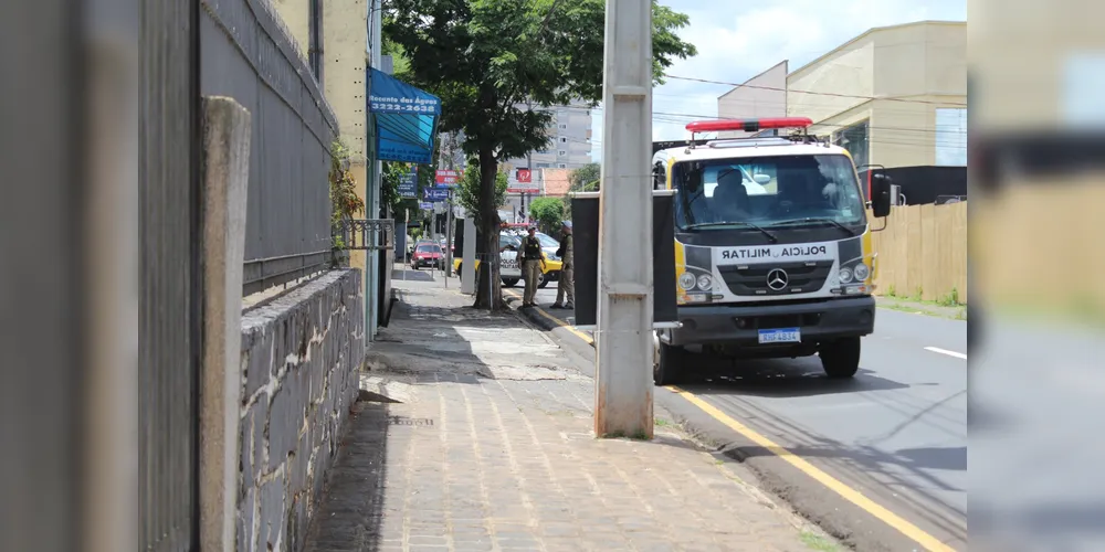 O guincho da Polícia Militar rebocou um dos carros envolvidos no acidente