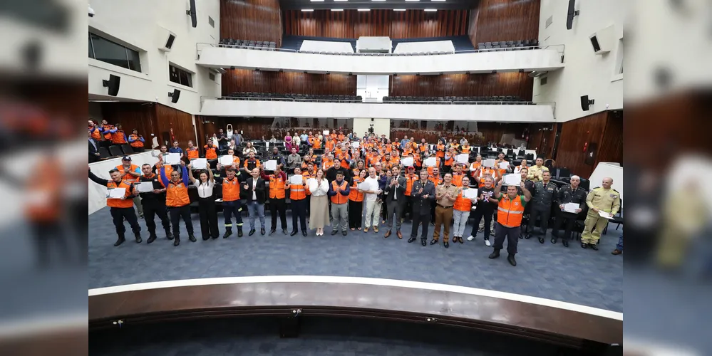 Equipes da Defesa Civil de Ponta Grossa esteve reunida na Assembleia Legislativa do Paraná para receber homenagem