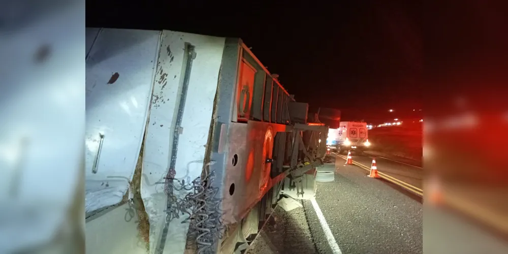 O tombamento envolveu o caminhão trator Iveco Strallis e o reboque Randon