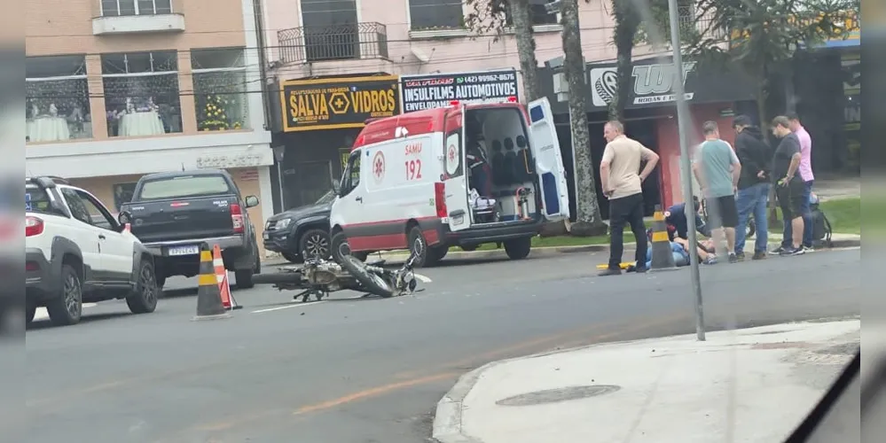 Imagem ilustrativa da imagem Motociclista sofre acidente em rotatória de Ponta Grossa