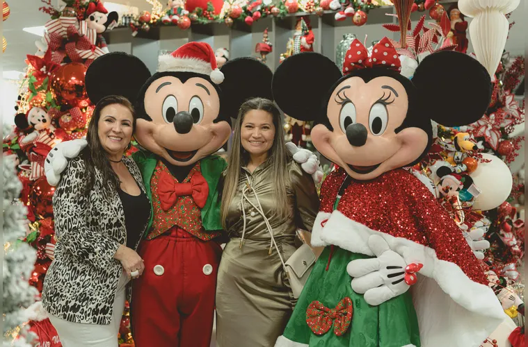 Elizangela Teixeira e Elisangela Januário ladeadas pelo Mickey e Minie Noel