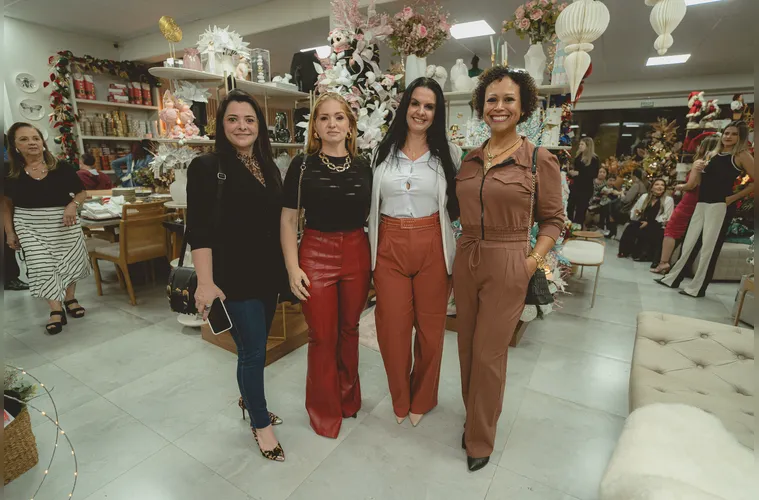 Luciane Ignácio, Flavia Felix, Carla Santos e Adiléia Ribeiro ladeadas pelo Mickey e Minie Noel