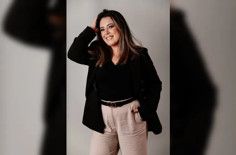 Talita Paola Luz Nascimento, a mente criativa por trás do podcast Tô de Papo com Elas, celebra seu aniversário hoje (19). Talita, que com seu carisma e inteligência conduz conversas inspiradoras e enriquecedoras, tem conquistado cada vez mais espaço no universo da comunicação. Da Coluna RC, desejamos a ela um novo ciclo repleto de sucesso, realizações e muitas alegrias.