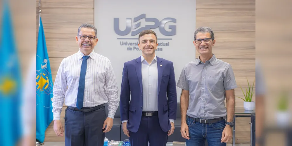 Miguel Sanches Neto, Aliel Machado e Ivo Mottin Demiate se reuniram na sala da reitoria, no Campus Uvaranas