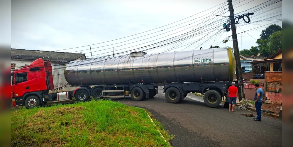 Motorista do caminhão foi realizar uma conversão e enroscou no poste