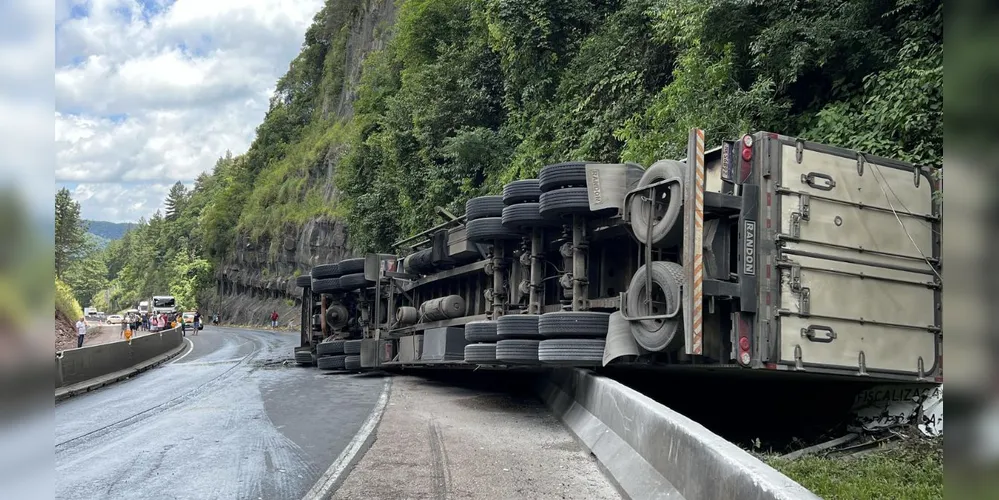 Capotamento gerou transtornos aos usuários da rodovia e preuízo a empresa proprietária do veículo