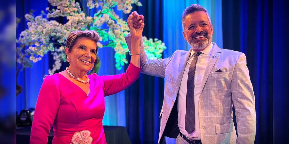 Elizabeth Schmidt e Moisés Faria, durante cerimônia de posse, no Cine-Teatro Ópera