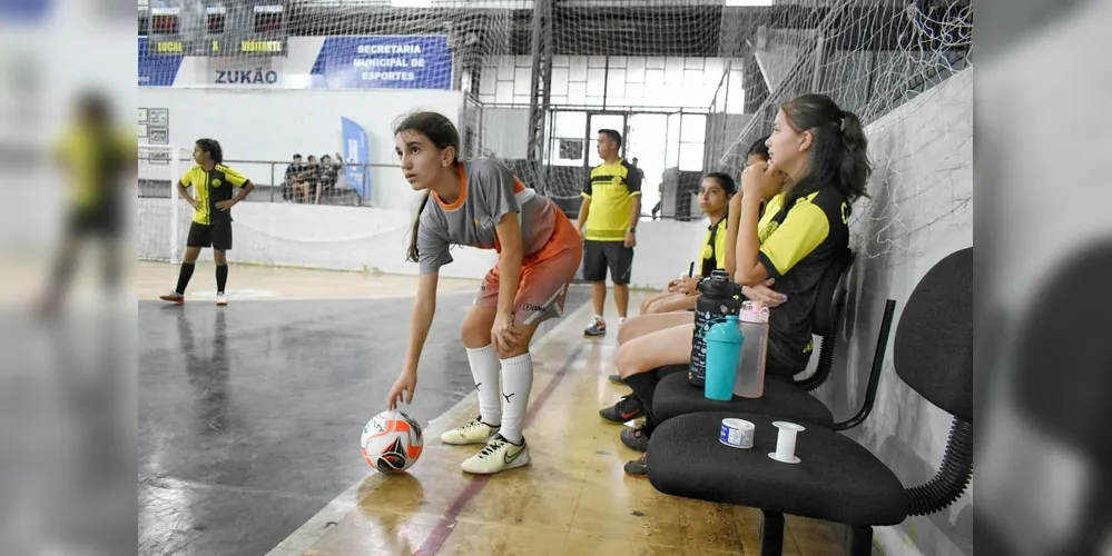 Jogo de futsal feminino do CEM