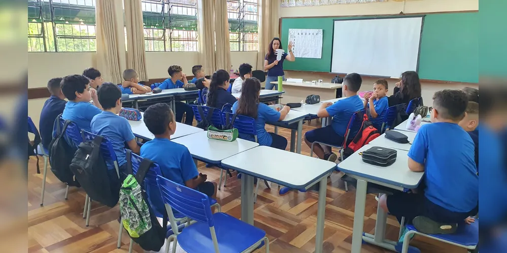 Alunos prestando atenção na professora no seu primeiro dia de aula