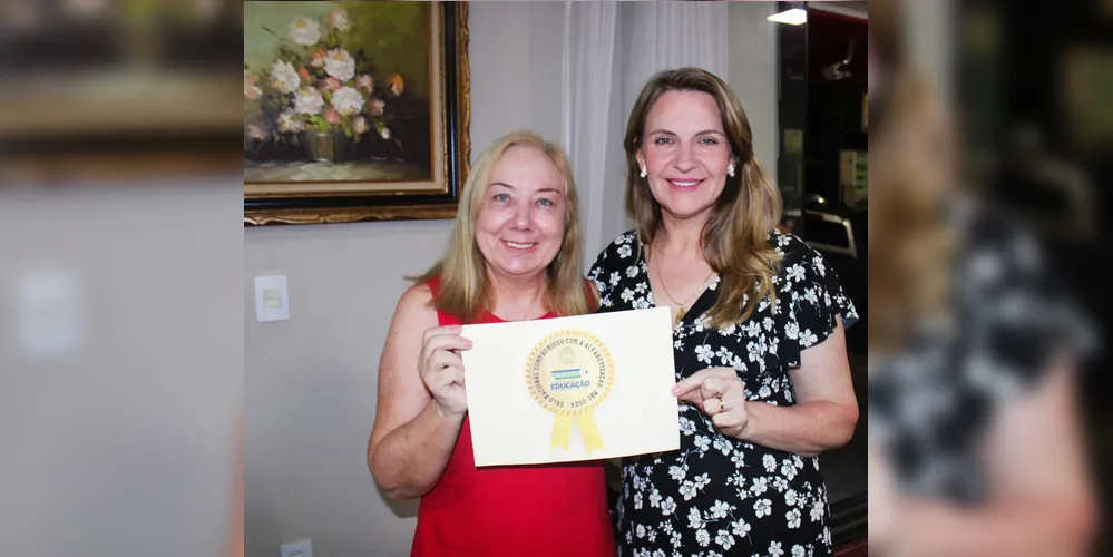 A secretária da Educação Ruth Eliane Faustin e a vice-prefeita Ana Maria Pachalki.celebraram a conquista.