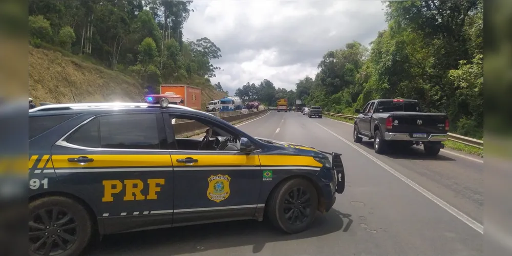 Rodovia precisou ser interditada para a remoção da carreta