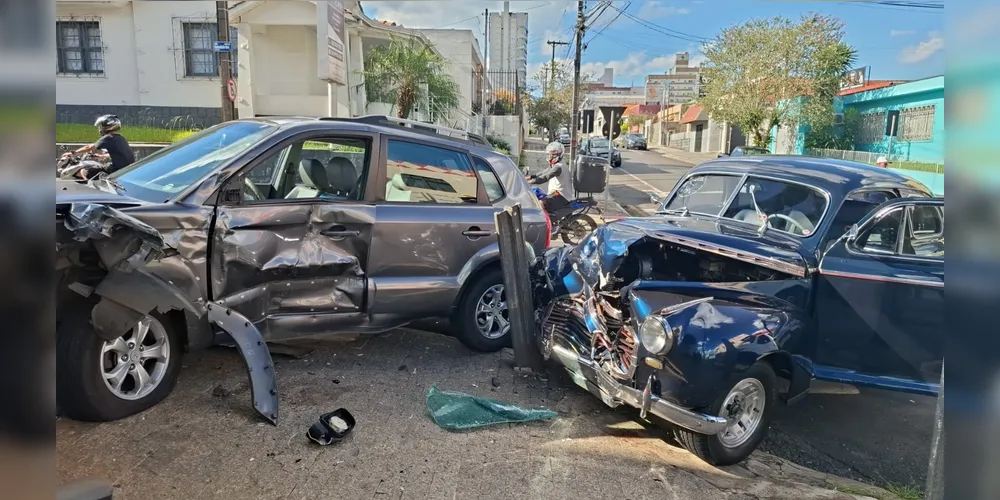 A colisão envolveu um Hyundai Tucson e um Ford da década de 1940.