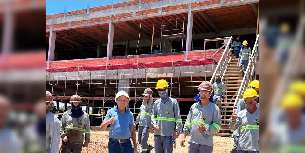 O prefeito Ary Mattos esteve acompanhando as obras no Hospital Municipal.