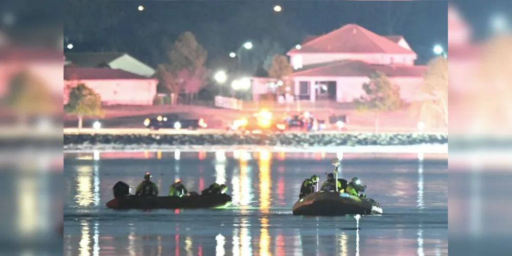 Buscas se concentram no Rio Potomac, onde as aeronaves caíram após se chocarem no ar