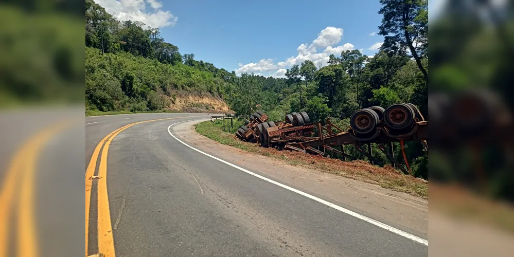 Caminhão de Agudos do Sul capota em rodovia de Telêmaco Borba