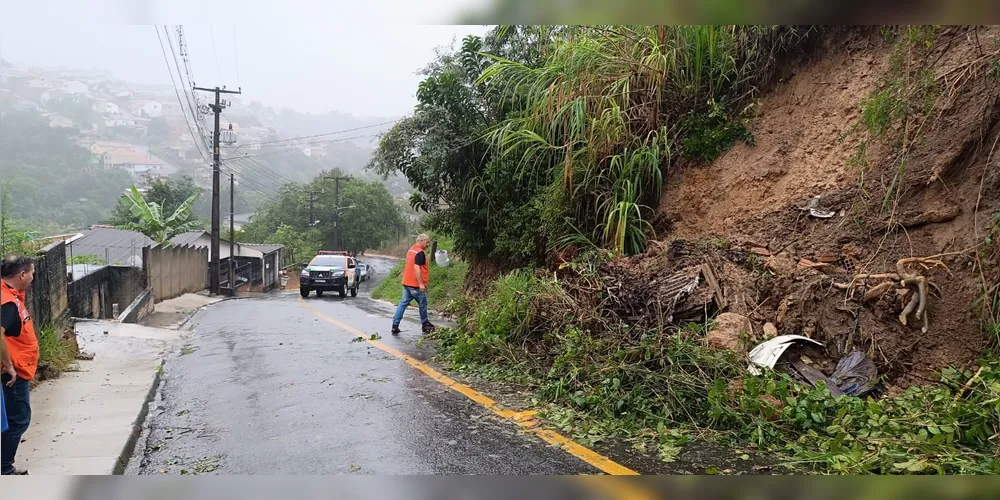 Foram registrados desmoronamentos em Telêmaco Borba.