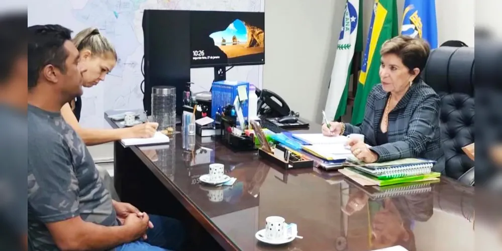 Fabio Silva, Elizabeth Schmidt e a Chefe de Gabinete da prefeita, Tânia Svierkoski, durante encontro ocorrido no Palácio da Ronda