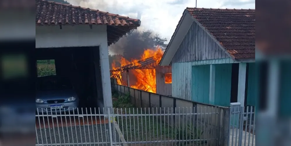 Proprietária da casa em chamas disse que não mora mais no imóvel