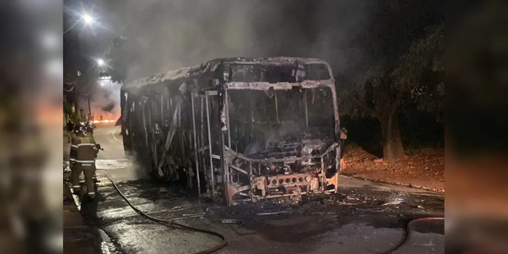 Ônibus foi incendiado no Jardim Montecristo, na Zona Leste