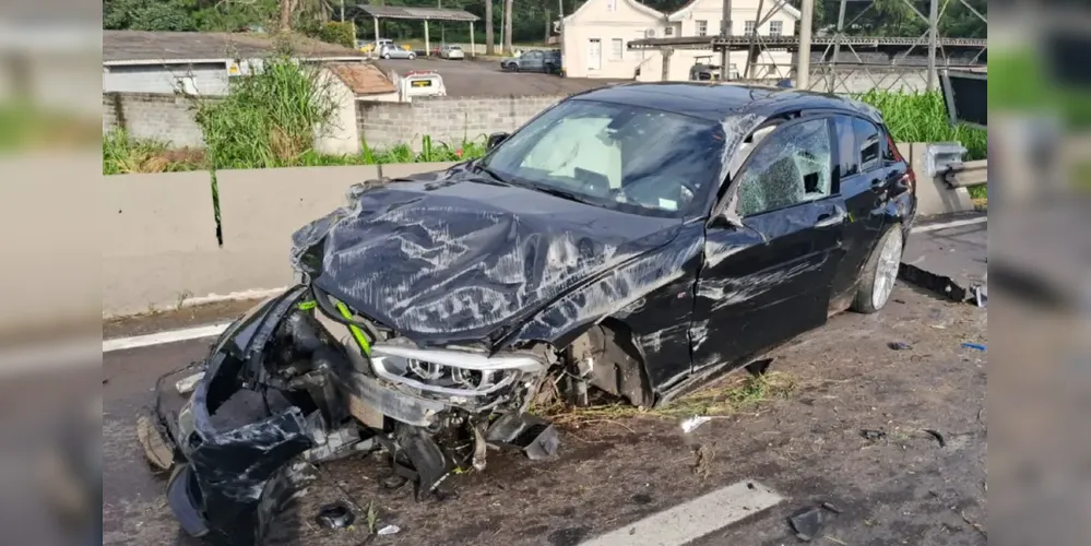 Veículo BMW que se envolveu no acidente ficou completamente destruído