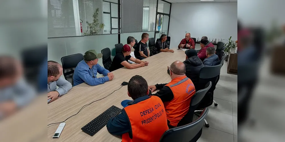 O prefeito de Prudentópolis, Osnei Stadler, se reuniu com equipes da Defesa Civil.