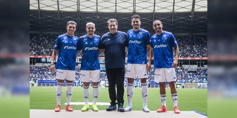 Os meias-atacantes Dudu e Rodriguinho, o volante Christian, o meio-campista Eduardo e o lateral Fagner também foram apresentados.