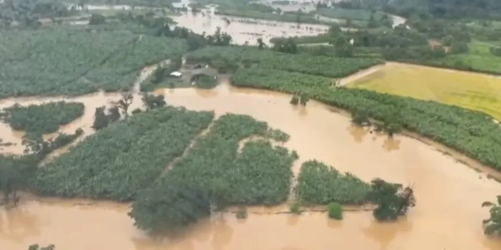 Fortes chuvas atingiram o litoral do Paraná, neste fim de semana e causaram alagamentos